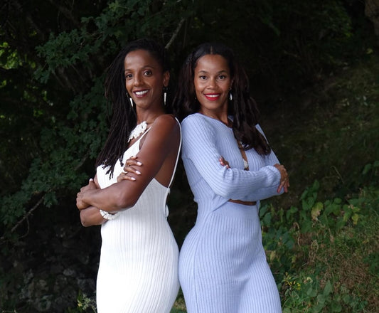 Selma et Monica, deux femmes élégantes en robe posant dans la nature, illustrant une collaboration créative et exclusive pour Séjour Doré.